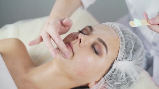 Clinica di bellezza. Una donna ottiene bellezza procedura di cosmetologia facciale . — Video Stock