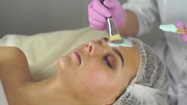 Clínica de belleza Una mujer obtiene belleza procedimiento de cosmetología facial . — Vídeos de Stock