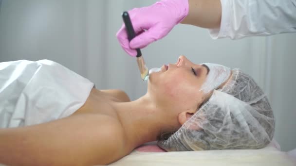 Клініка краси. Жінка отримує процедуру косметології для обличчя краси . — стокове відео