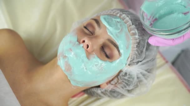 Clínica Beleza Uma Mulher Recebe Beleza Procedimento Cosmetologia Facial — Vídeo de Stock