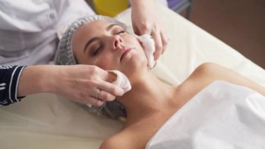 Güzellik Kliniği. Bir kadın güzellik yüz kozmetik prosedür alır.