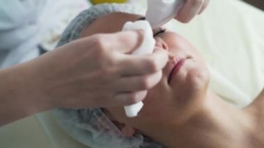 Güzellik Kliniği. Bir kadın güzellik yüz kozmetik prosedür alır.