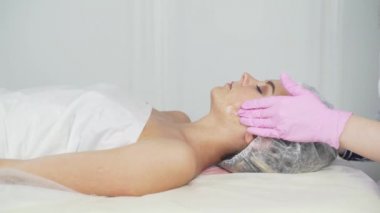 Güzellik Kliniği. Bir kadın güzellik yüz kozmetik prosedür alır.