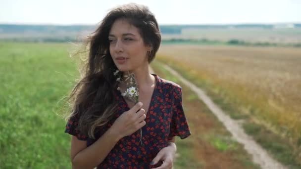 Retrato de niña en el campo de verano . — Vídeo de stock