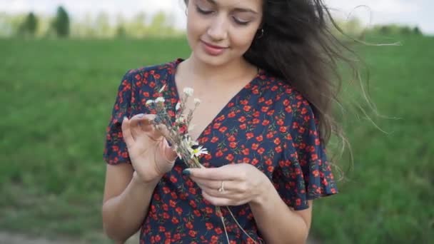 Portret van een jong meisje in zomer veld. — Stockvideo