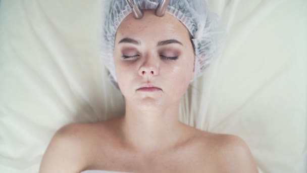 Beauty clinic. Žena dostane krása obličeje Kosmetologické procedury. — Stock video