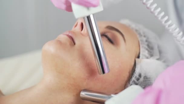 Schoonheid kliniek. Een vrouw krijgt schoonheid gezicht cosmetologie procedure. — Stockvideo
