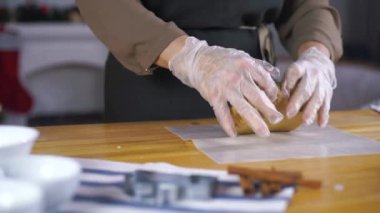Kız Gingerbread çerezleri Noel için hazırlanıyor