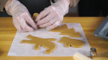 Kız Gingerbread çerezleri Noel için hazırlanıyor