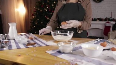Kız Gingerbread çerezleri Noel için hazırlanıyor