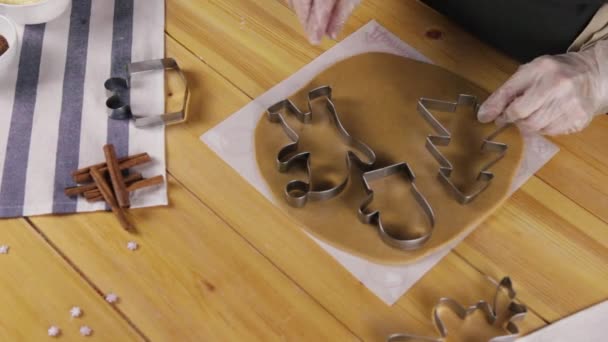 Chica preparando galletas de jengibre para la Navidad — Vídeo de stock