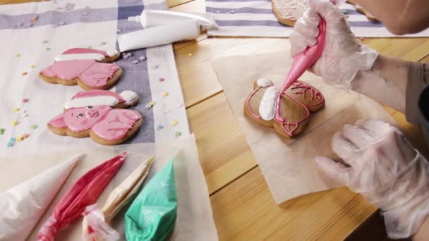 Chica preparando galletas de jengibre para la Navidad — Vídeos de Stock