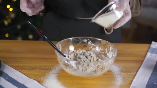 Chica preparando galletas de jengibre para la Navidad — Vídeos de Stock