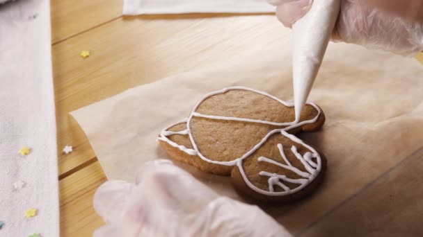 女の子のクリスマスのジンジャーブレッドのクッキーを準備 — ストック動画