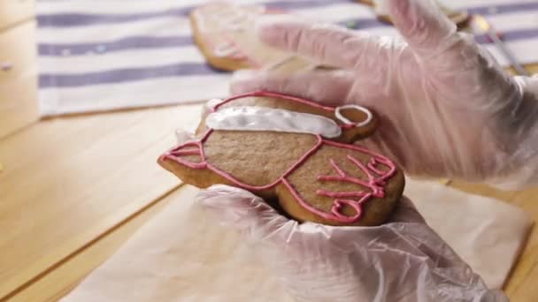 Девушка готовит пряничное печенье на Рождество — стоковое видео