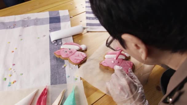 Chica Preparando Galletas Jengibre Para Navidad — Vídeo de stock