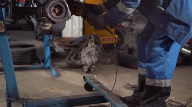 Tamirci arabanın motoru tamiri restorasyon motor motor gücü devreye girer