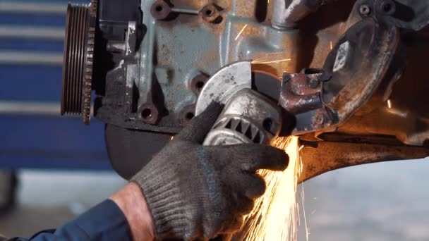修理汽车的发动机, 修理工正在修理汽车的发动机 — 图库视频影像
