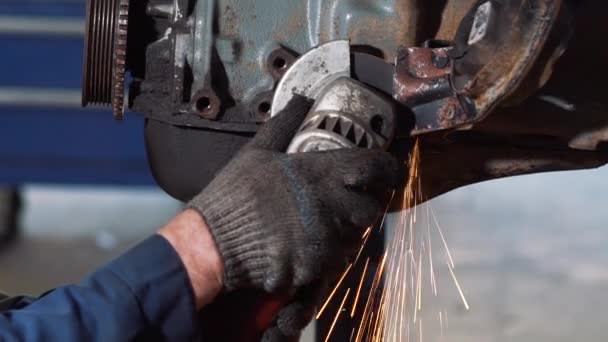 Reparatur des Motors des Autos, der Reparateur ist mit der Restaurierung des Motors des Autos beschäftigt — Stockvideo