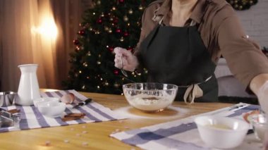kadın Gingerbread çerezleri Noel için hazırlanıyor