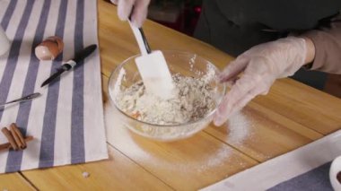 kadın Gingerbread çerezleri Noel için hazırlanıyor