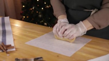 kadın Gingerbread çerezleri Noel için hazırlanıyor