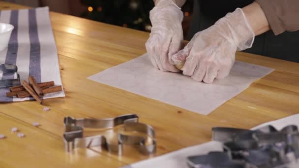 Woman preparing gingerbread cookies for Christmas — Stock Video