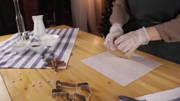 Mujer preparando galletas de jengibre para Navidad — Vídeo de stock