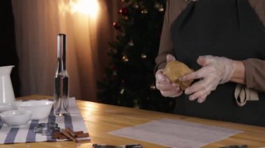 kadın Gingerbread çerezleri Noel için hazırlanıyor