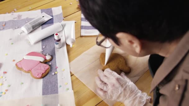 Mujer preparando galletas de jengibre para Navidad — Vídeo de stock