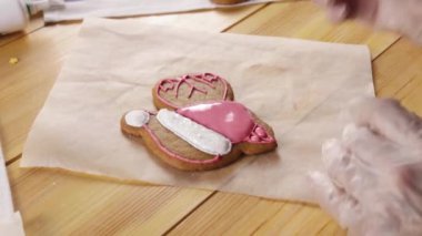 Kız Gingerbread çerezleri Noel için hazırlanıyor