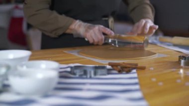 Kız Gingerbread çerezleri Noel için hazırlanıyor
