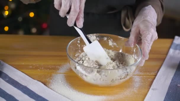 Девушка готовит пряничное печенье на Рождество — стоковое видео