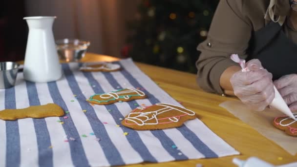 Menina preparando biscoitos de gengibre para o Natal — Vídeo de Stock