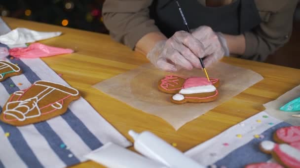 女の子のクリスマスのジンジャーブレッドのクッキーを準備 — ストック動画