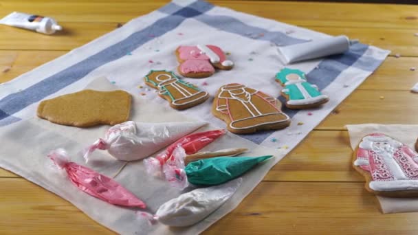 Kız Gingerbread çerezleri Noel için hazırlanıyor — Stok video