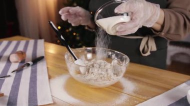Kız Gingerbread çerezleri Noel için hazırlanıyor
