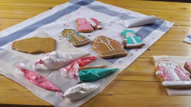 Το κορίτσι προετοιμάζει μελόψωμο cookies για τα Χριστούγεννα — Αρχείο Βίντεο