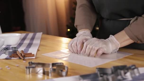 Meisje gingerbread koekjes voorbereiden op kerst — Stockvideo