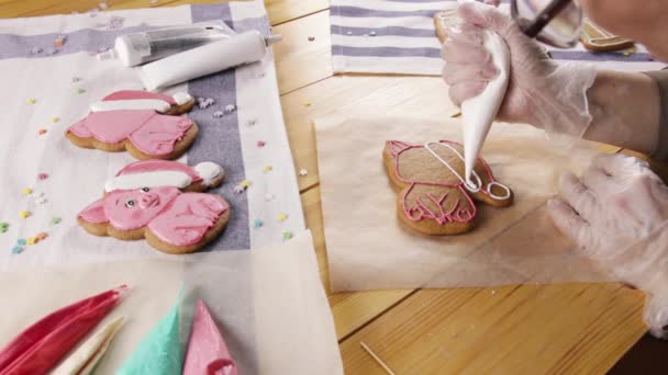 Chica preparando galletas de jengibre para la Navidad — Vídeos de Stock