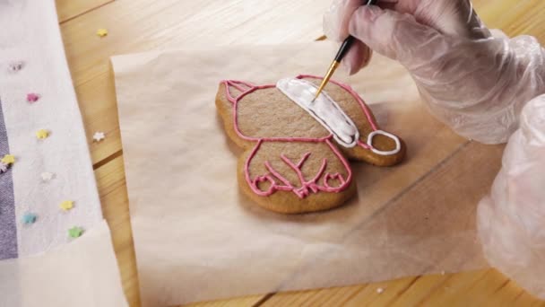 Chica preparando galletas de jengibre para la Navidad — Vídeo de stock