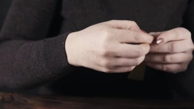 Kız bir kağıt 3d tek boynuzlu at yapılır