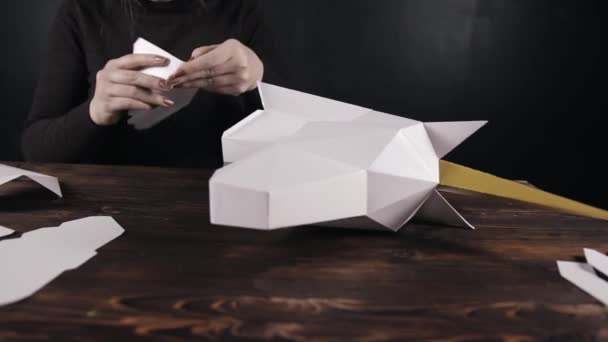 Flickan är gjord en papper 3d enhörning — Stockvideo