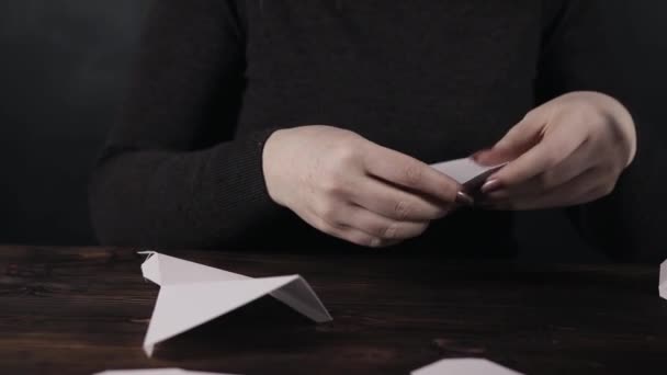 Das Mädchen wird zu einem Papier 3d Einhorn gemacht — Stockvideo