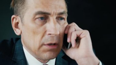 İş adamı telefonda konuşuyor.