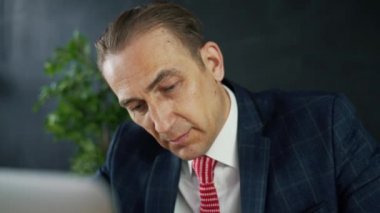 İşadamı ya da bir dizüstü bilgisayar için ofiste çalışan avukat