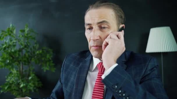 Businessman talking on the phone — Stock Video