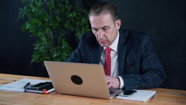 Бизнесмен или юрист, работающий в офисе за ноутбуком — стоковое видео