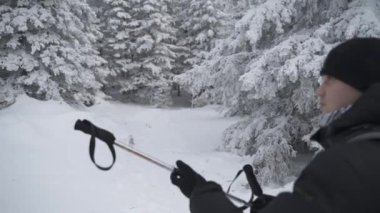 Kayakçı güzel kış ormandaki yeşil çanta