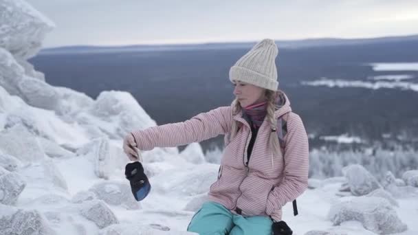 Una chica se toma una selfie en las montañas . — Vídeos de Stock